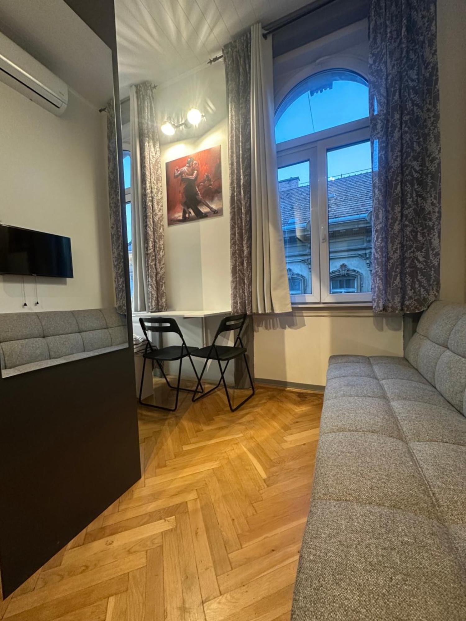 Saffron Center Close To Newyork Cafe Budapest